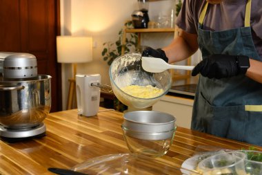 Tereyağını tereyağından ayıran adam kase ve ağ sistemi kullanıyor..