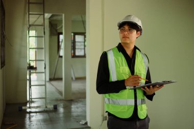 İnşa denetleyicisi, yürüme sırasında alan ilerlemesini değerlendiriyor ve gözlemlere dikkat çekiyor.