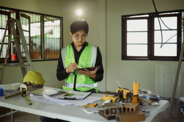 Etkin yenileme alanında dijital tablet kullanan mühendis.
