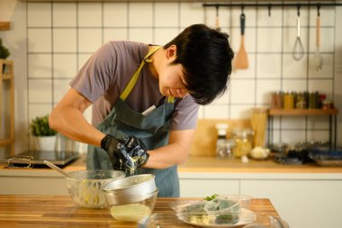 Taze tereyağını sıkan, tereyağını kaseye ayıran adam..