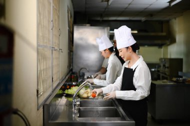 Aşçılık okulunda çamaşır yıkayan bir grup öğrenci..