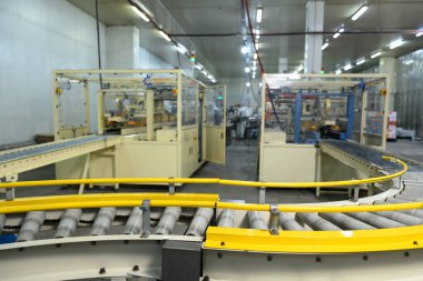 Gıda ambalaj fabrikasında otomatik taşıma sistemi.