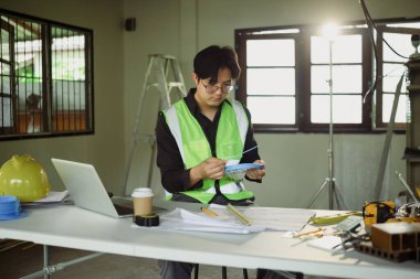 Elektrikçi geçici site masasında kurulum için kablo bağlarını hazırlıyor.