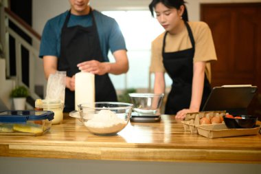 Genç çift sıcak bir mutfakta krep hamuru hazırlıyor..