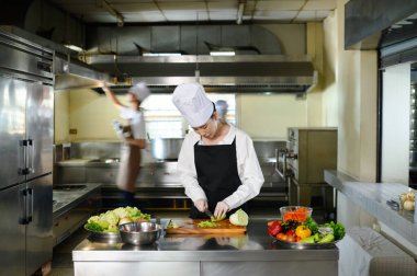 Aşçılık kursunda malzemeleri hazırlayan odaklanmış bir öğrenci..