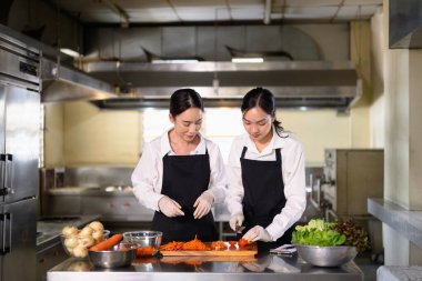 Aşçılık dersinde havuç doğrayan genç aşçılar..