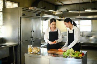 Aşçılık kursunda taze sebze hazırlayan kız öğrenci..