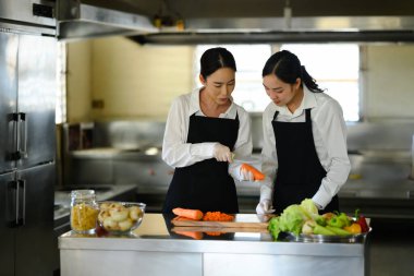 Aşçılık kursunda taze sebze hazırlayan kız öğrenci..