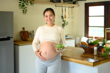 Müstakbel anne mutfakta besleyici sebze salatası, doğum öncesi beslenme ve sağlıkla bekliyor..