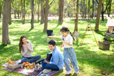 Güneşli bir kamp alanında aile birlikte vakit geçirmek..