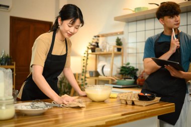 Mutlu çift sıcak bir mutfakta krep hamuru hazırlıyor..