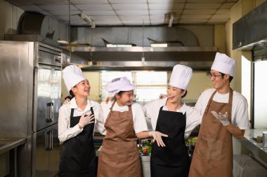 Aşçılık okulundan arkadaşlar dersten sonra keyifli bir sohbet yapıyorlar..