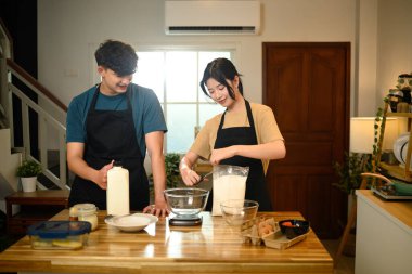 Çiftler birlikte taze malzemelerle krep hazırlıyorlar..