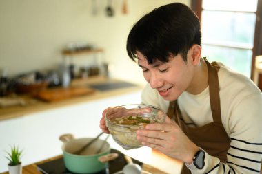 Köfteli ve otlu çorba içerken görülen eller..