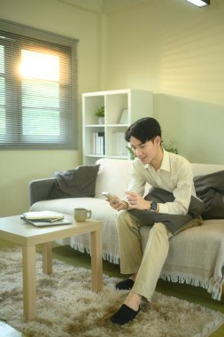 Dijital cihazlı modern ofis yaşam biçimi.