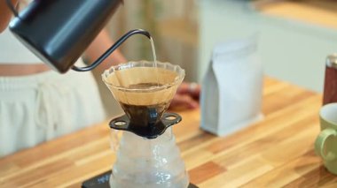 Ellerinizi kapayın ve sıcak suyu kahve damlatıcısının üzerine dökün..