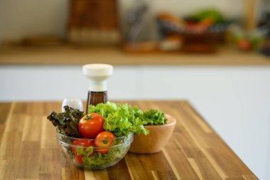 Taze sebze salatası malzemeleri ahşap mutfak masasında..