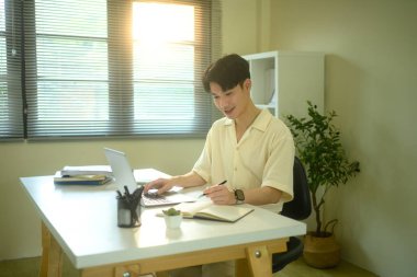 Modern teknolojiyle konforlu uzaktan çalışma yaşam tarzı.