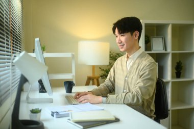 Modern teknolojiyle konforlu uzaktan çalışma yaşam tarzı.