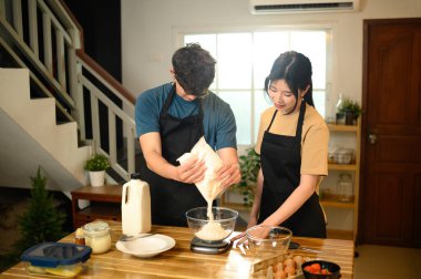 Genç çift mutfakta krep hamuru hazırlıyor..