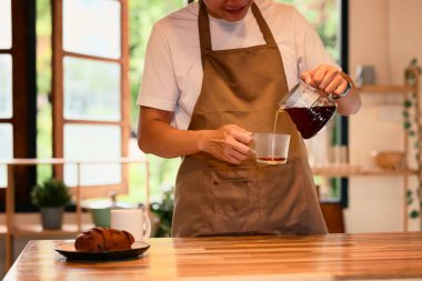 Rahat bir evde el yapımı kahve yapan bir adamla sabah rutini..