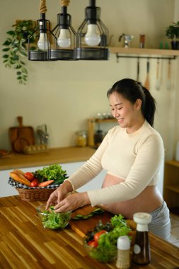 Annemin evde taze sebzeli salata hazırlamasını bekliyorum..