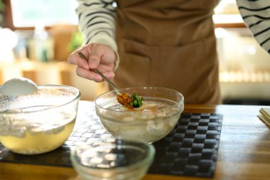 Bir kase sıcak çorbaya otlar ve kızarmış sarımsak ekleyerek elinizi kapatın..