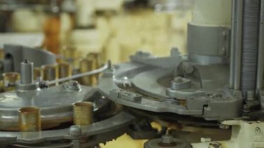 Balık konservesi fabrikasında sosla doldurulmuş konserveleri işleme koyan endüstriyel makineler..