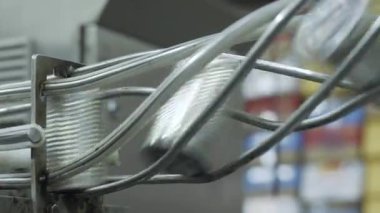 Metal konteynırları üretim tesisinin içine taşıyan konserve taşıyıcısını kapat..