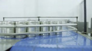 Steril endüstriyel ortamda konserve ürünlerle otomatikleştirilmiş fabrika işlemini yakın çekim.