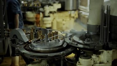 Konserve balık üretim fabrikasında döner mühür makinesi çalışıyor. .