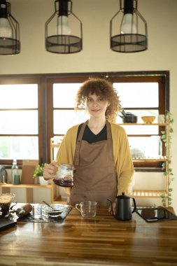 Sakin, genç bir kadın kahve yapmak için yeni bir metot kullanıyor..