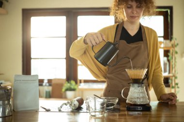 Sakin, genç bir kadın kahve yapmak için yeni bir metot kullanıyor..