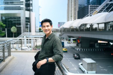 Kendine güvenen işadamı, hareketli bir ticari bölgede mola veriyor..