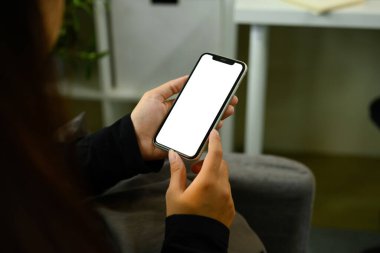 Kadın elinin boş ekranlı akıllı telefonu tutuş görüntüsü..