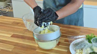 Genç adam mutfakta tereyağından taze tereyağı sıkıyor..