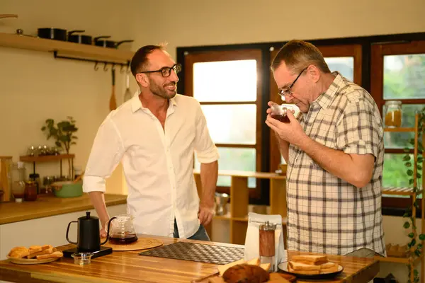 Kıdemli adam ve oğlu birlikte taze kahve yapmaktan hoşlanırlar. Babalar Günü konsepti.