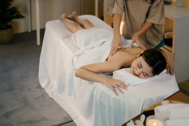 Rahatlamış bayan, kaplıcada kapalı gözlerle vücut masajından hoşlanır. Refah kavramı.