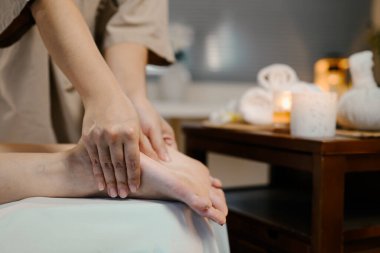 Sağlık konsepti. Kaplıcada bacak masajı.