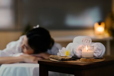 Spa 'da spa ekipmanlarına odaklanmış rahat bir bayan. Refah kavramı.