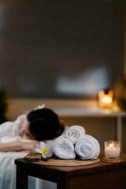 Spa 'da spa ekipmanlarına odaklanmış rahat bir bayan. Refah kavramı.