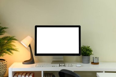 Ev ofisinin çalışma alanı, boş ekran bilgisayarı.