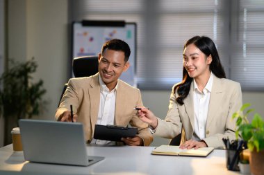 Ofis işyerinde iki meslektaş tartışması.