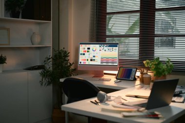 Grafik tasarımcı çalışma alanı, insan yok.