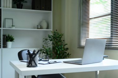 Laptop bilgisayarı masada. Çalışma alanı kavramı.