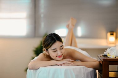 Köprü masajında dinlenen bir kadın..