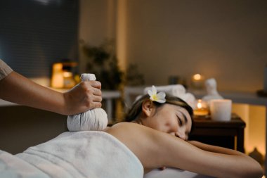 Kaplıcadaki kadına yapılan bitkisel masajı kapat. Niyet konsepti.