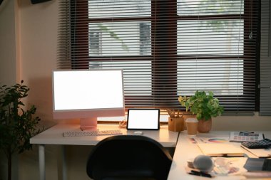 Masaüstü monitörü, dijital tableti, renk tablosu ve yaratıcı araçları olan grafik tasarımcı çalışma alanı.