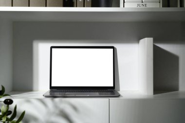 Modern beyaz raftaki dizüstü bilgisayar modelleme ekranının ön görüntüsü.