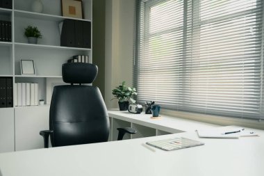 Siyah deri koltuklu ve geniş pencereli modern boş ofis çalışma alanı.